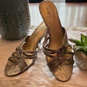 Jaclyn Smith snakeskin style pumps